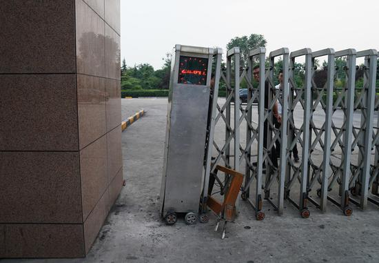 临汾顺泰实业有限公司生产厂区的卷闸门被损坏。新京报首席记者 陈杰&nbsp;摄