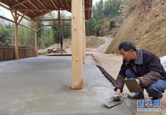 　　在昔日红军长征经过的广西兴安县华江瑶族乡高寨村，脱贫户杨盛友在修建自家的农家乐餐饮场所（2月2日摄）。新华社记者 向志强 摄