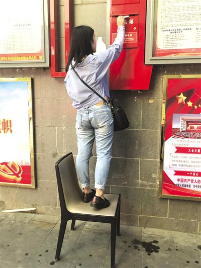 意见箱投递口距离地面2米。 海南特区报 图