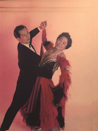 喜爱跳舞的杨先生和糜阿姨。