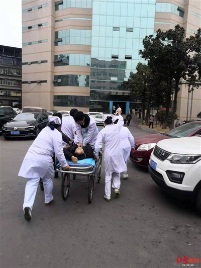 医生跪在推车上抢救（视频截图）