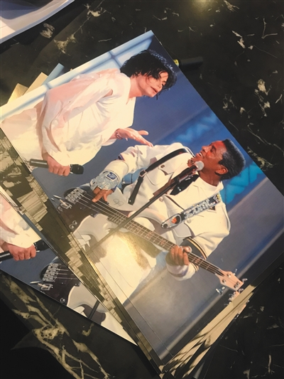 采访现场看到杰梅因与迈克尔的合照。