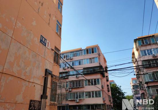 北京西单京畿道临近学校的某老旧小区。图片来源：记者 王佳飞 摄