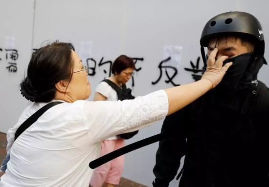 女子上前意图扯掉暴徒面罩 图自港媒