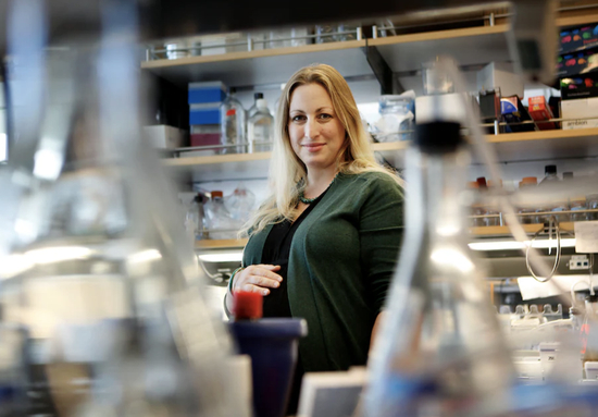 　↑米歇尔·蒙赫和团队研究新冠长期后遗症和癌症患者脑部炎症之间的相似性。