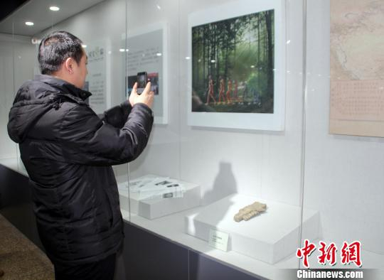 民众在参观展览。　徐巧明　摄