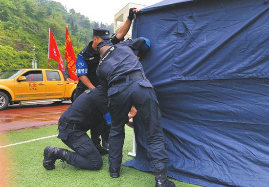 警察演练紧急搭建帐篷。