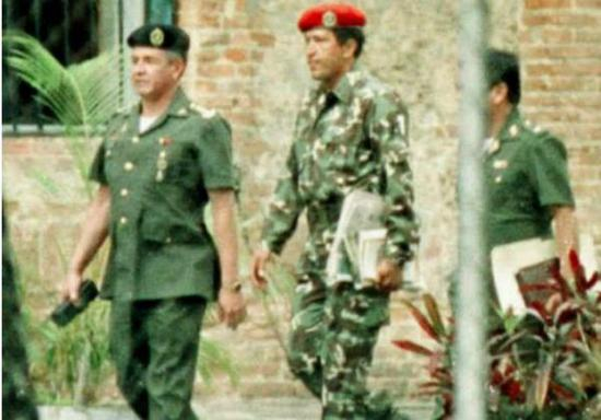 　　这张照片摄于1992年，图为乌戈·查韦斯·弗里亚斯中校（中）与军事情报部门的官员一起。数年后，他被选为委内瑞拉总统。
