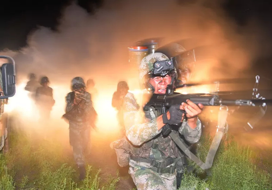 此外，我军军记者的水平相较外军也有不小差距……