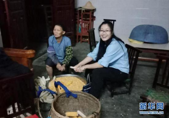 　　广西百色市乐业县新化镇百坭村第一书记黄文秀到村民家走访，主动帮村民掰玉米（资料照片）。新华社发