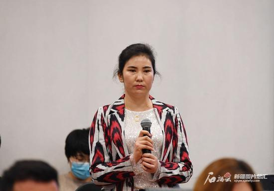 2月10日，拜合提古丽·吐尔逊在答记者问。石榴云/新疆日报记者 王臻摄