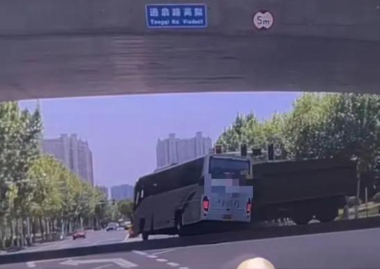 大巴车与渣土车相撞画面。(来源/网络视频截图)