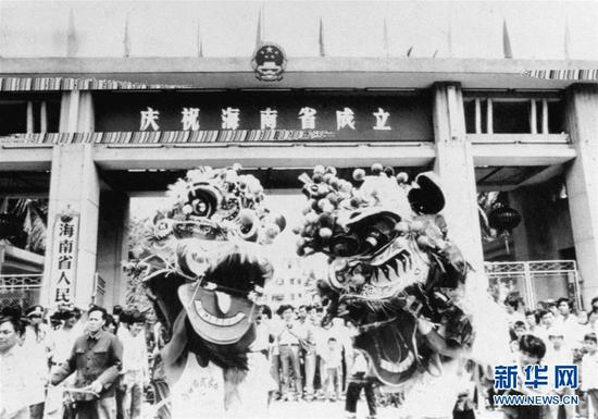 　　1988年4月26日，海口市数万名群众聚集在海南省委、省政府门前，欢庆海南省正式成立。 4月的海南，木棉花开，三角梅怒放。南海之滨，千帆齐进，改革开放的浪潮奔腾不歇。 30年前，我国最大的经济特区——海南经济特区应势而生。30年里，海南在先行先试中，为改革开放镌刻下众多载入史册的探索印记。海阔帆直春潮涌。在新的历史起点上，而立之年的海南特区再出发，劈波斩浪，奋楫争先…… 新华社记者宁光前摄