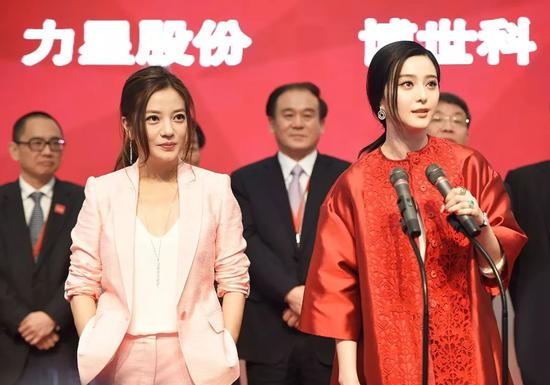 资料图：唐德影视上市，赵薇范冰冰同台出席揭牌仪式。（图片来源：视觉中国）