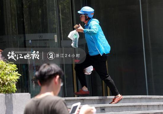 跑步送餐的外卖小哥。&nbsp; 钱江晚报 资料图　