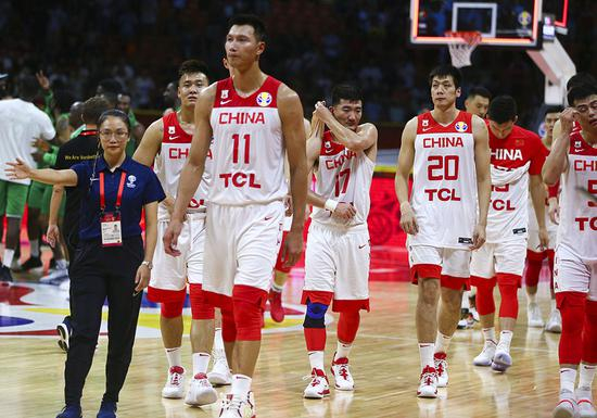 中国男篮不敌尼日利亚，球员们沮丧离场。 视觉中国 图