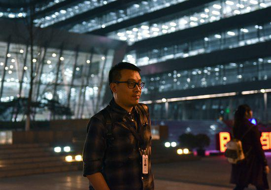 　　应晓冬 　　晚上10点，百度科技园，做产品运营的应晓冬刚下了网约车订单，准备打车回家。在西二旗，加班到凌晨并不少见。