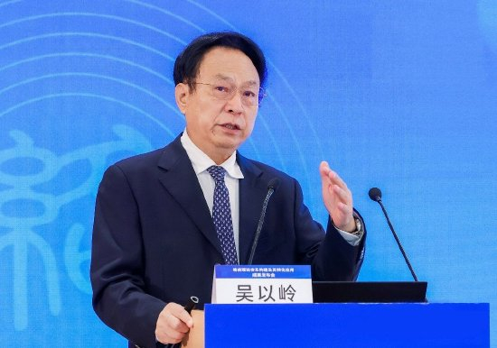 吴以岭院士在会上作题为《络病理论体系构建及其转化应用》的报告。