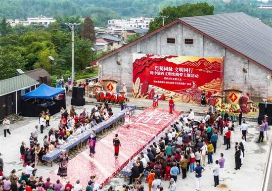 　　10月15日，大足区回龙镇，“巴蜀同脉 文明同行”川中渝西新时代文明实践带·重庆村T走进大足活动举行。记者 齐岚森 摄/视觉重庆