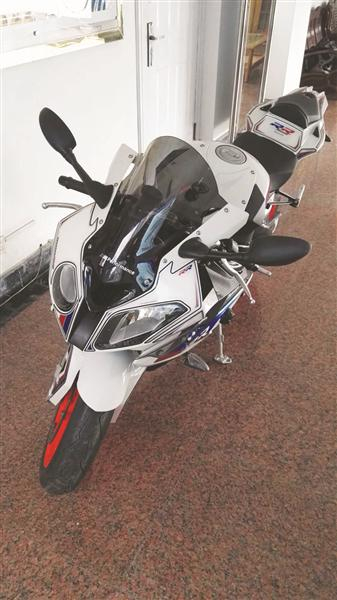 史某驾驶的无牌宝马摩托。