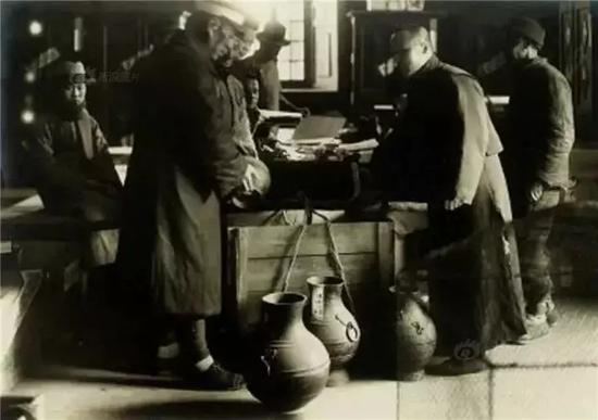 工作人员正在将挑选好的瓷器准备包装