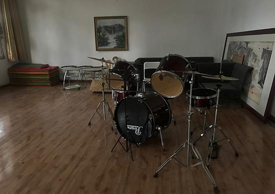 子墨艺高舞蹈房的乐器。澎湃新闻记者 张维 图