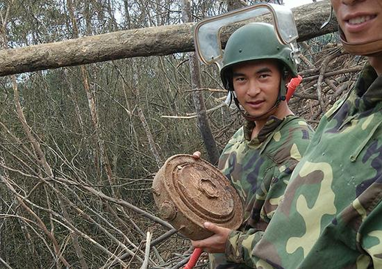 杜富国排除了1枚反坦克地雷。杨萌 摄