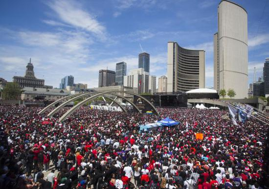 多伦多猛龙队勇夺NBA总冠军大游行涌入200万人。新华社发（邹峥摄）