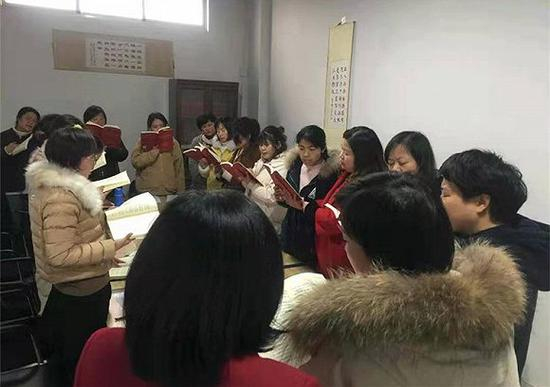 某公司组织员工集体学习“致良知四合院”材料。图片来源：“四合院”app