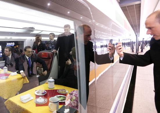 　　图为2015年11月25日，李克强总理邀请来华出席第四次中国-中东欧国家领导人会晤的中东欧国家领导人共同乘坐中国高铁。