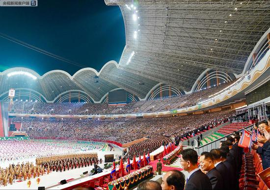 △看台中央摆有两国国旗的地方是主席台。