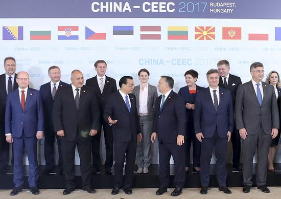 　　图为当地时间2017年11月27日，李克强总理在匈牙利布达佩斯出席第六次中国—中东欧国家领导人会晤。