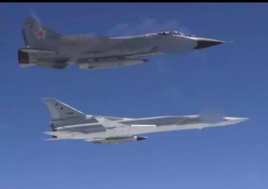 米格-31BM携带“匕首”导弹（上）和图-22M3携带kh-32导弹（下）实施联合作战