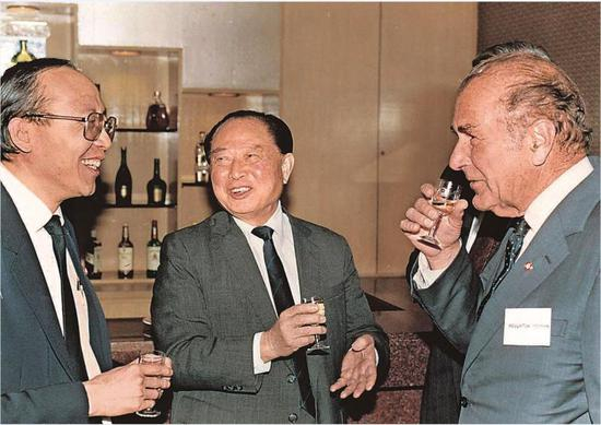 图为1989年，汪道涵同志参加市长咨询会议成立大会。