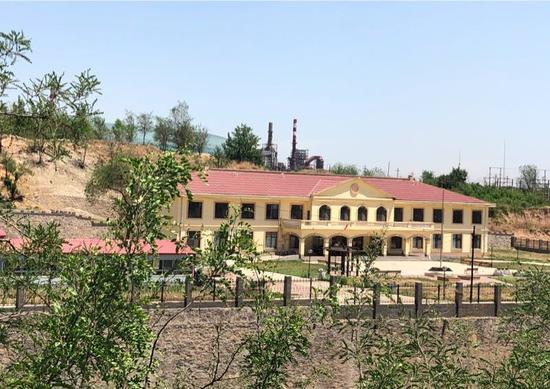 　　5月22日，爱心村大门紧锁。被查封前，李利娟和孩子们就住在这栋红顶的黄楼里。 &nbsp;新京报记者王翀鹏程 摄