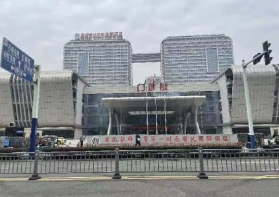 涉事医院 封面新闻记者 石伟 摄