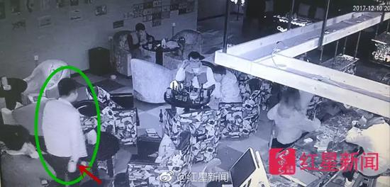 ▲李某（绿圈）挑衅王浪，手中拿起桌上的烟灰缸&nbsp;&nbsp; 酒吧监控视频截图