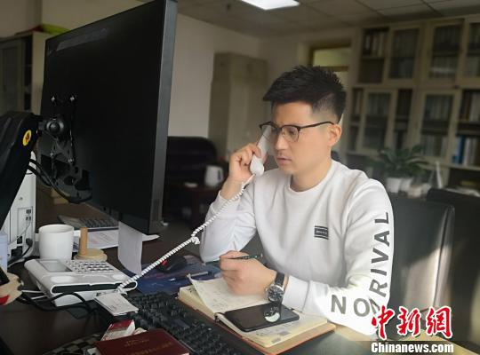3月12日，甘肃省红十字会工作人员刘江电话劝解欲轻生后捐献器官的男子。　南如卓玛　摄