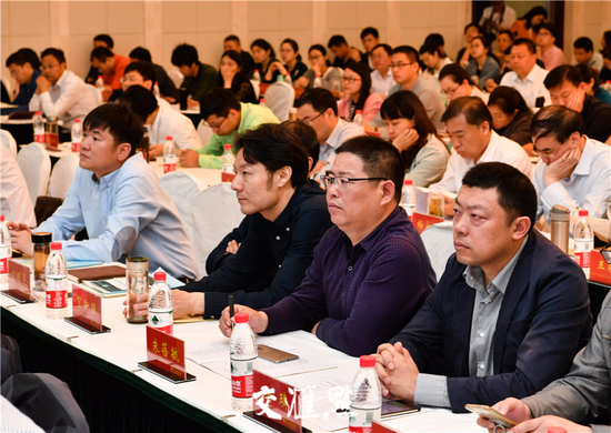 学员们济济一堂，认真研修。肖勇摄