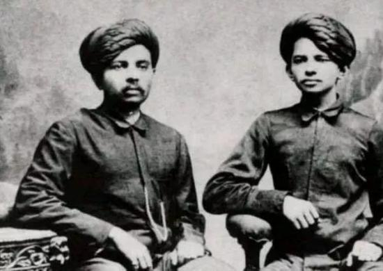 1886年，莫罕达斯·卡拉姆昌德·甘地和兄长拉克西米达斯的照片。