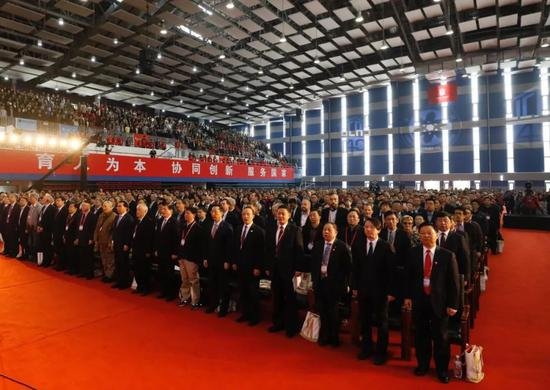 纪念大会在国歌声中拉开帷幕