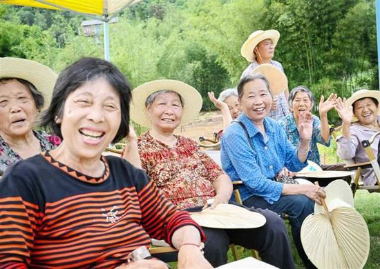 5月23日，巴南区云篆山蚂蚁农场，看“村T秀”的村民们被逗得哈哈大笑。记者 张锦辉 摄/视觉重庆