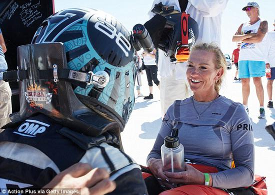 快乐的丹妮斯&nbsp; 图源：《每日邮报》