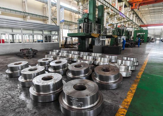 　　2月16日，在位于浙江省杭州市余杭区塘栖镇的宝鼎科技股份有限公司内，工人进行生产作业。新华社记者 徐昱 摄