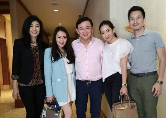 他信（中）的女儿（左二及右二）发布一家人合照，左一为英拉