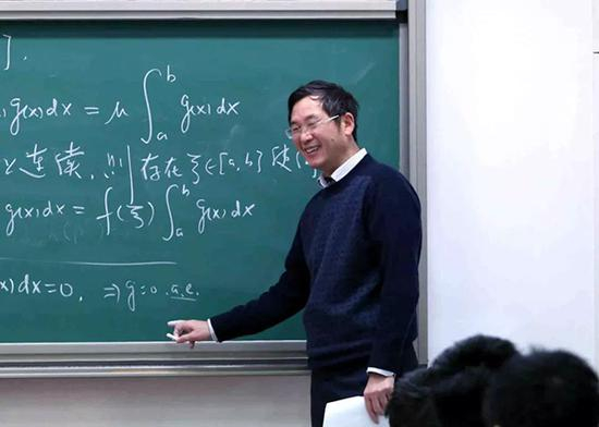 袁亚湘院士正在给本科生讲授《微积分》课程。杨天鹏 摄
