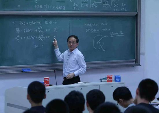 周向宇院士为本科生讲授《微积分II-A》。杨天鹏 摄