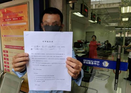 小谢到法院提交诉状。 本文图片 法制晚报·看法新闻