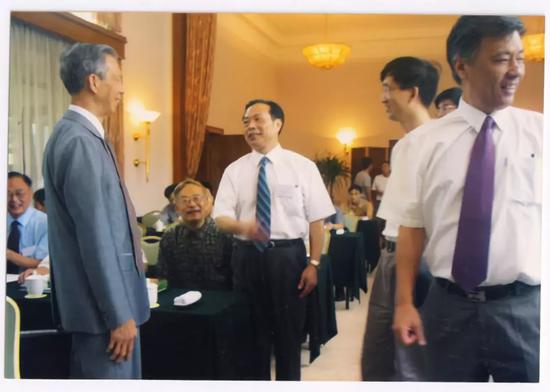　　（2003年朱位秋在杭州主持召开第五届国际随机结构动力学会议期间与美国工程院院士林幼堃教授等交谈时留影）