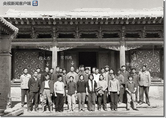 　　△1965年9月30日，敦煌文物研究所的职工合影。照片中三代院长同框，分别是常书鸿、段文杰和樊锦诗。（敦煌研究院提供）